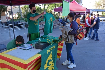 La Penya Els Bartomeus ha posat una paradeta a la plaça i ha organitzat una gimcana