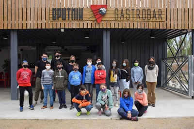 Membres de la cooperativa Mitja Ametlla, joves de l'Sputnik Gastrobar, la professora de l'Escola Palau d'Ametlla Eli Fortea i la tècnica municipal d'Educació, Marga Bernárdez.