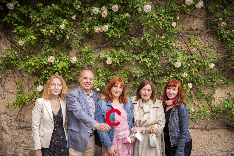 El director de l'Institut Vinyes Velles i la cap d'estudis, Josep Segura i Marisa Fañanás, amb tres professores recollint el guardó als Premis Josep Anselm Clavé 2020 del cant coral a Catalunya (imatge: Premis Josep Anselm Clavé)