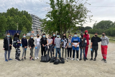 Grup de 2n d'ESO de l'Institut Vinyes Velles participant en la recollida de la Fundació Kilian Jornet (imatge: INS Vinyes Velles)