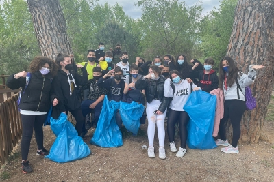 Grup de 2n d'ESO de l'Institut Vinyes Velles participant en la recollida de la Fundació Kilian Jornet (imatge: INS Vinyes Velles)