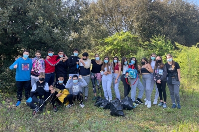 Grup de 2n d'ESO de l'Institut Vinyes Velles participant en la recollida de la Fundació Kilian Jornet (imatge: INS Vinyes Velles)