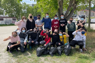 Grup de 2n d'ESO de l'Institut Vinyes Velles participant en la recollida de la Fundació Kilian Jornet (imatge: INS Vinyes Velles)