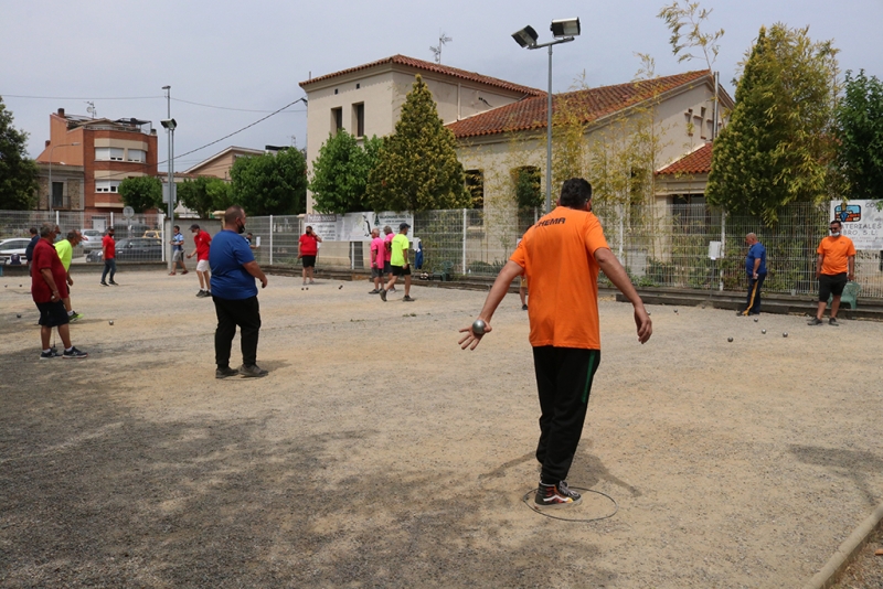 Un moment del torneig de petanca