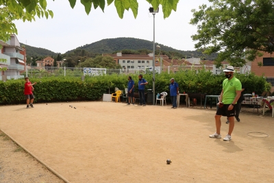 Un moment del torneig de petanca