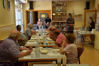 Visita de l'alcalde, José A. Montero, i de la regidora de Serveis Socials, Natalia Segura, al menjador social al Casal de la Gent Gran Nord