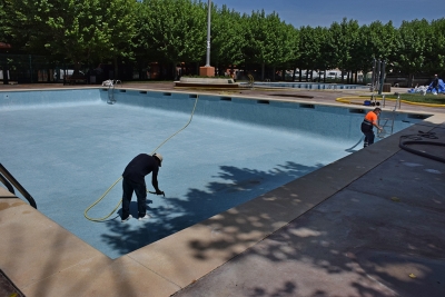 Treballs de posada a punt de les piscines d'estiu.