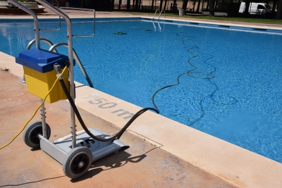 Treballs de posada a punt de les piscines d'estiu.