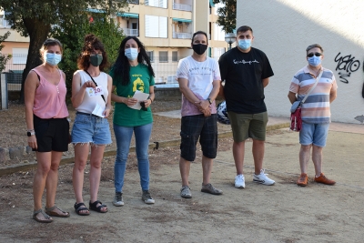 Representants de la Penya Els Bartomeus i de la Unió de Botiguers, el jurat de la Bartotapa i la guanyadora del sorteig.