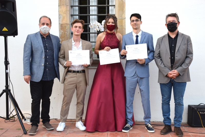 De dreta a esquerra: Josep Segura, director de l'Institut Vinyes Velles, Saül Pocurull, Judit Farré, Raúl Ortega i l'alcalde, José A. Monterto