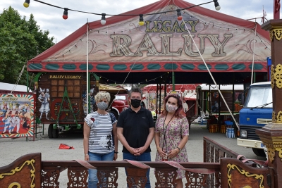 La regidora de Cultura i Festes, Mercè Jiménez; l'alcalde, José A. Montero; i la codirectora del Circ Raluy, Louisa Raluy a l'entrada del circ.