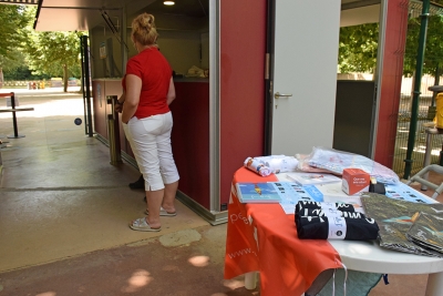 Paradeta amb productes de la FEM a l'entrada de les piscines d'estiu