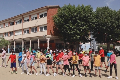 Fotograma del videoclip "Mirall de Pau" amb les escoles de Montornès