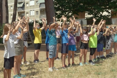 Fotograma del videoclip "Mirall de Pau" amb les escoles de Montornès