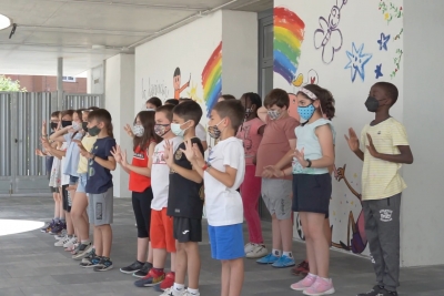 Fotograma del videoclip "Mirall de Pau" amb les escoles de Montornès