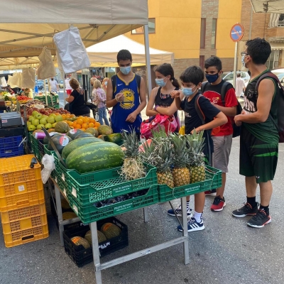 Gimcana d'hàbits saludables al mercat setmanal, dins de les activitats del campus del CB Vila de Montornès. (imatge: CB Vila de Montornès)