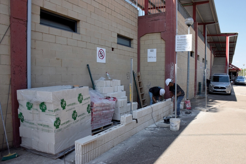 Instal·lació d’un dels ascensors a la Zona Esportiva Municipal Les Vernedes