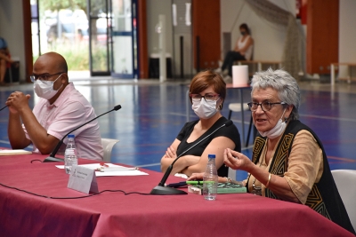 La sociòloga Amparo Tomé (dreta) i el doctor en Pedagogia Miquel Àngel Essomba (esquerra), amb la tècnica d'Igualtat, Jose Gómez (centre).
