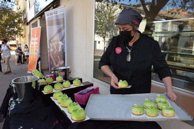 Una de les treballadores de la Pastisseria Viñallonga servint les postres.