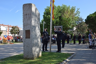 Representants de la Policia Local de Montornès fan la hissada de la bandera.