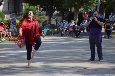 La presidenta de l'Esbart Dansaire de Montornès, Anna Boné, i el músic local Dani Garrido interpreten el Ball de l'Homenatge.