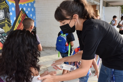 Els infants han utilitzat gel hidroalcohòlic abans d'entrar a les classes.