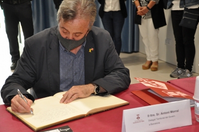 Signatura del llibre d'honor de l'Ajuntament de Montornès.