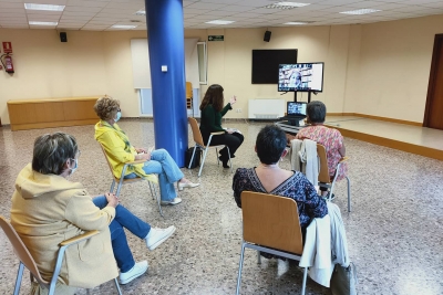 Club de lectura Fem tertúlia sobre "El fil invisible", amb la participació virtual de l'autora Gemma Lienas (imatge: Biblioteca de Montornès)