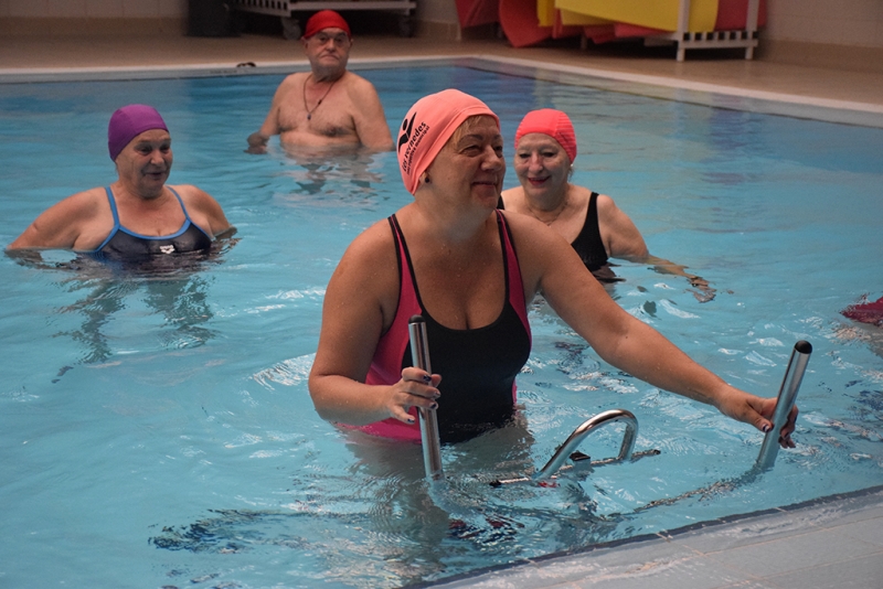 Persones usuàries a la presentació del "Poolbike" al CEM Les Vernedes.