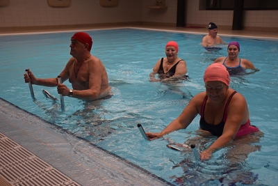 Persones usuàries a la presentació del "Poolbike" al CEM Les Vernedes.