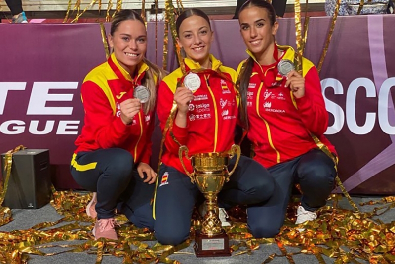 María López amb les seves companyes d'equip Raquel Roy i Lídia Rodríguez (imatge: RFK)