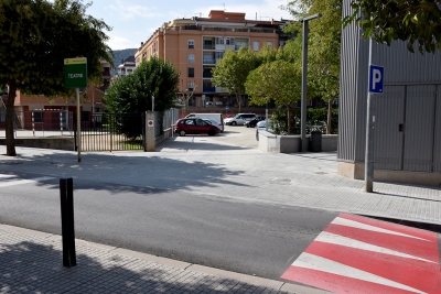 Accés per a vehicles a l'aparcament del centre a la rambla de Sant Sadurní