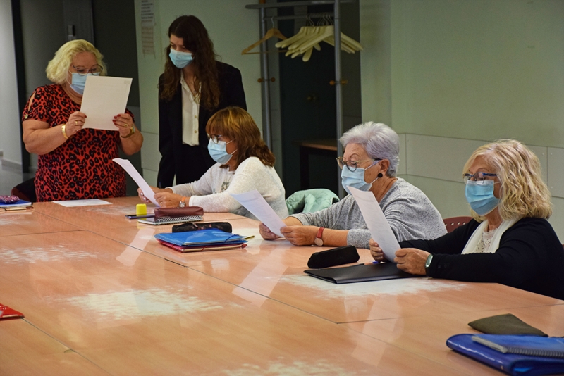 Taller de llengua castellana al Casal de la Gent Gran Centre.