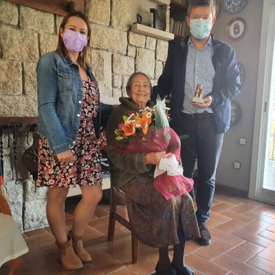 La regidora de Gent Gran, Natalia Segura, i l'alcalde, José A. Montero, amb la veïna Pilar Montero, de 100 anys.