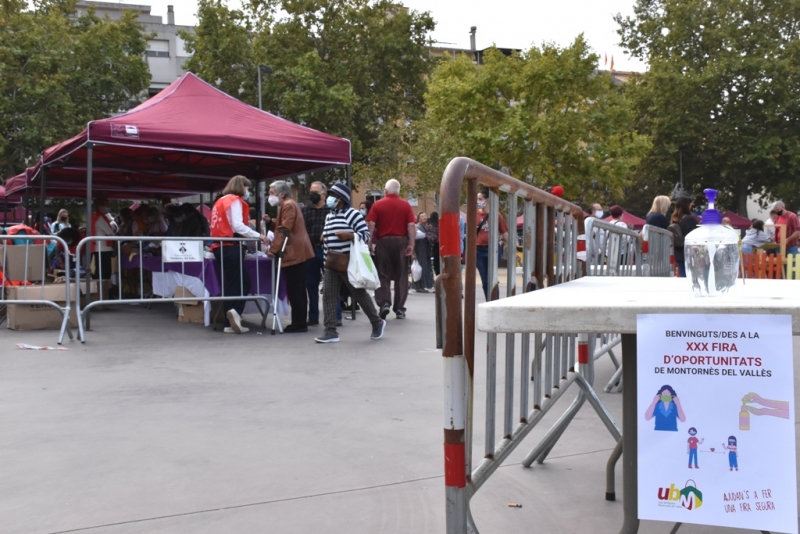 Es van habilitar diversos punts amb gel hidroalcohòlic a la plaça de Pau Picasso