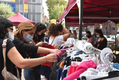 Un grup de veïnes mirant roba en una de les paradetes