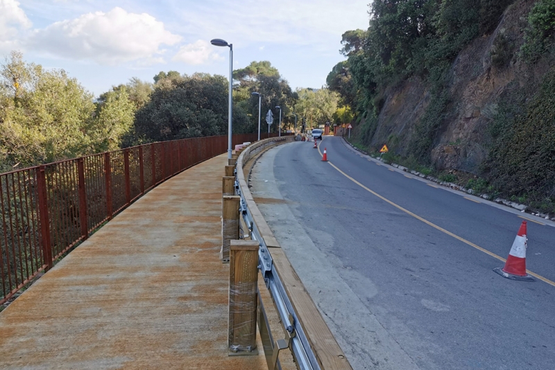 Vista del revolt de la carretera amb el nou camí en direcció a Montornès