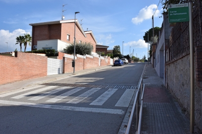 Lluminàries renovades al carrer de Vallromanes.