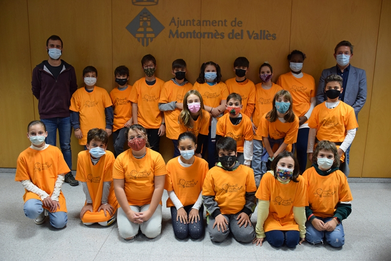 Participants en el Consell d'Infants de Montornès 2021-22 amb l'alcalde, José A. Montero, i el regidor d'Infància, Sergio Carrillo.