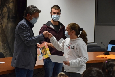 Lliurament de diplomes als nens i les nenes que deixen el Consell d'Infants de Montornès.