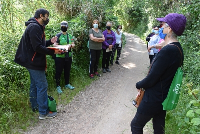 Sortida del programa "Salut, pas a pas" a la Font de Santa Caterina, amb explicacions del tècnic municipal de Patrimoni, Ferran Díaz.
