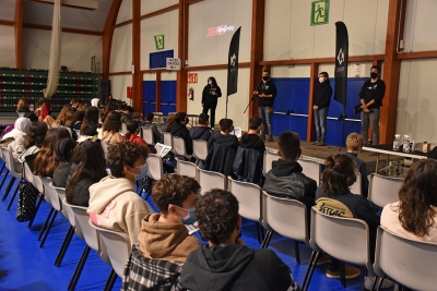 El regidor de Joventut, Sergio Carrillo, i l'alcalde, José A. Montero, donen la benvinguda als assistents a l'Assemblea Jove.