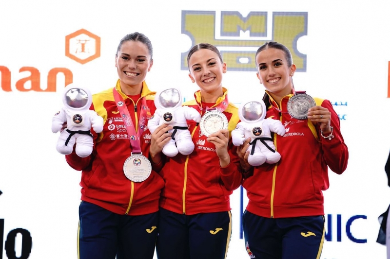 María López amb les seves companyes d'equip Raquel Roy i Lídia Rodríguez (imatge: RFK)