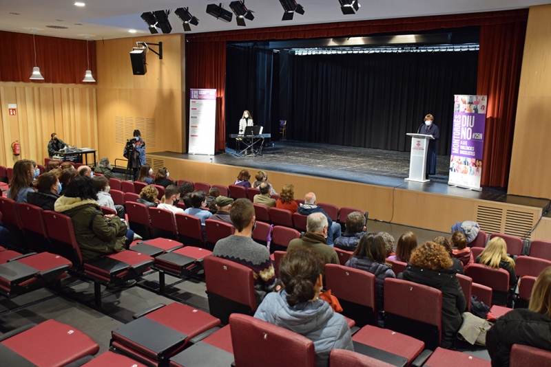 Acte del 25N al Teatre Margarida Xirgu.