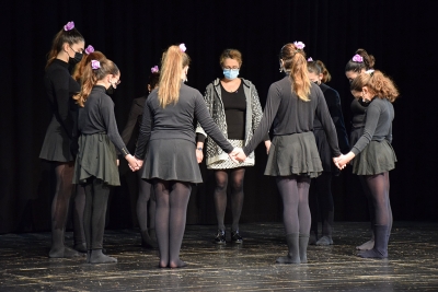 Alumnes de dansa en un moment de l'actuació.