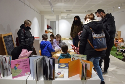 Jocs familiars a la sala d'exposicions de Can Saurina.