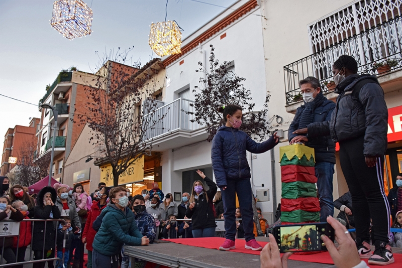 Moment de l'encesa de l'enllumenat amb infants de La Peixera i Pintor Mir i amb l'alcalde, José A. Montero.