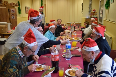 Dinar de Nadal amb les persones usuàries del menjador social.