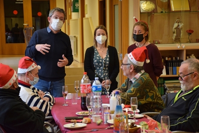 L'alcalde, José A. Montero, i la regidora de Gent Gran, Natàlia Segura, han acompanyat les persones usuàries del menjador social.