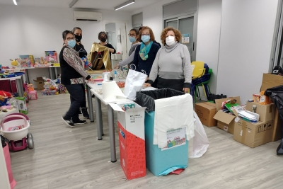 Voluntàries de l'associació Volumont amb les joguines i el material recollit amb la campanya "Un somriure per a tothom".